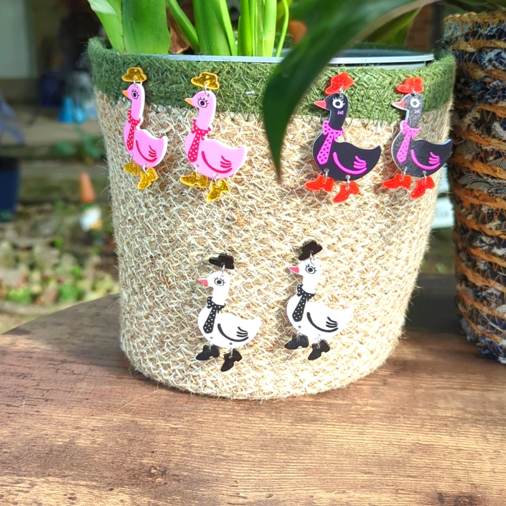 NWT/IP: (unbranded) ๐ฆ๐๐ฉ๐๐ชฟ FASHION DUCK๐ชฟ๐๐ฉ๐๐ฆacrylic dangle earrings - Picture 1 of 6